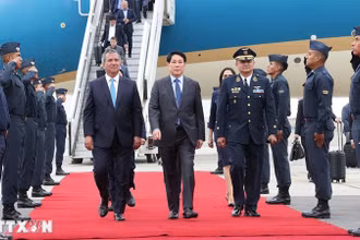Chủ tịch nước Lương Cường đến sân bay quốc tế Jorge Chávez ở thủ đô Lima. (Ảnh: Lâm Khánh/TTXVN)