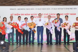 Đồng chí Phạm Đại Dương, Ủy viên Trung ương Đảng, Bí thư Tỉnh ủy, Trưởng Đoàn đại biểu Quốc hội tỉnh Phú Yên tặng hoa chúc mừng các nhà báo.