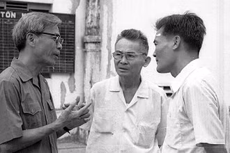 Đồng chí Võ Văn Kiệt, Bí thư Thành ủy Thành phố Hồ Chí Minh đến thăm và kiểm tra hoạt động của một số nhà máy và cửa hàng lương thực trong thành phố. (Ảnh: Đồng chí Võ Văn Kiệt thăm nhà máy xay xát gạo Bình Tây)
