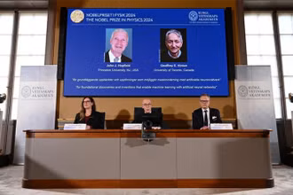 Lễ công bố giải Nobel Vật lý năm 2024 thuộc về hai nhà khoa học John J. Hopfield (Mỹ) và Geoffrey E. Hinton (Canada) cho "những khám phá và phát minh cơ bản cho phép học máy sử dụng mạng lưới thần kinh nhân tạo," tại Stockholm, Thụy Điển ngày 8/10/2024. (Ảnh: AFP/TTXVN)