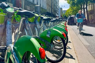 Xe đạp công cộng là một trong những phương tiện được người dân Paris ưa chuộng khi di chuyển trong trung tâm thành phố. (Ảnh: MINH DUY)