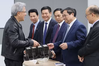 Chủ tịch và đồng sáng lập của NVIDIA Jensen Huang giới thiệu với Thủ tướng Phạm Minh Chính sản phẩm của NVIDIA. (Ảnh: TTXVN)