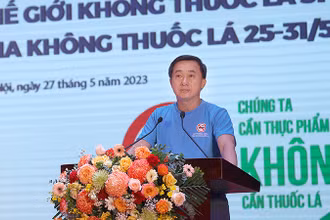 Thứ trưởng Bộ Y tế Trần Văn Thuấn phát biểu tại lễ mít tinh kêu gọi các bộ, ngành, ủy ban nhân dân các tỉnh, thành phố tiếp tục chỉ đạo tăng cường thực thi Luật Phòng, chống tác hại của thuốc lá và tổ chức các hoạt động thiết thực hưởng ứng Ngày Thế giới không thuốc lá.