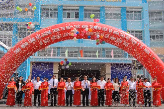 Đại biểu cắt băng khai mạc chương trình tổng kết chương trình thí điểm thực hành tại bệnh viện đa khoa gắn với trạm y tế, khóa 2 và Ngày hội việc làm ngành y tế.