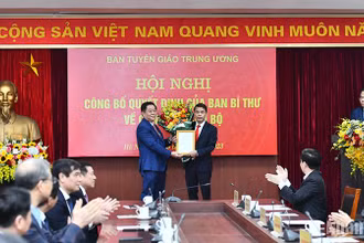 Đồng chí Nguyễn Trọng Nghĩa trao Quyết định và chúc mừng đồng chí Vũ Thanh Mai. (Ảnh: ĐĂNG KHOA)