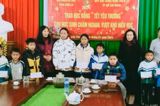 Lãnh đạo Hội Khuyến học tỉnh Sơn La trao học bổng "Tết yêu thương" cho học sinh chăm ngoan, vượt khó hiếu học.