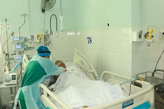 Bệnh nhân mắc các bệnh lý tim mạch, đồng thời dương tính với virus SARS-CoV-2 đã tử vong sau gần một tuần điều trị tích cực.