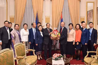 Đại sứ Việt Nam tại Pháp Đinh Toàn Thắng tặng hoa chúc mừng Quốc khánh nước Cộng hòa dân chủ nhân dân Lào. (Ảnh: MINH DUY)