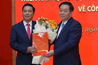 Đồng chí Nguyễn Trọng Nghĩa, Bí thư Trung ương Đảng, Trưởng Ban Tuyên giáo Trung ương trao Quyết định Tổng Biên tập Báo điện tử Đảng Cộng sản Việt Nam cho đồng chí Nguyễn Công Dũng. 