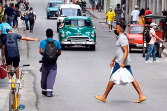 Người dân di chuyển trên đường phố tại La Habana, Cuba. (Ảnh: THX/TTXVN)