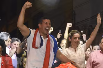 Ông Santiago Pena (trái) cùng phu nhân, Leticia Ocampos de Pea, mừng chiến thắng trong cuộc bầu cử Tổng thống Paraguay, tại Asuncion ngày 30/4/2023. (Ảnh: AFP/ TTXVN)