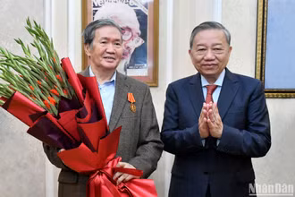 Tổng Bí thư Tô Lâm trao Huân chương Hồ Chí Minh tặng đồng chí Đinh Thế Huynh, nguyên Ủy viên Bộ Chính trị, nguyên Thường trực Ban Bí thư. (Ảnh: ĐĂNG KHOA)