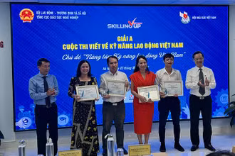 Ban tổ chức trao tặng các tác giả đạt giải A các loại hình báo chí. 