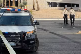 Cảnh sát phong tỏa hiện trường vụ nổ xe Cybertruck bên ngoài Khách sạn quốc tế Trump ở Las Vegas, bang Nevada, Mỹ ngày 1/1/2025. (Ảnh: THX/TTXVN)