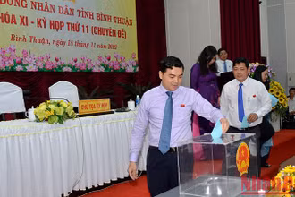 Các đại biểu Hội đồng nhân dân tỉnh Bình Thuận bỏ phiếu bầu Chủ tịch Ủy ban nhân dân tỉnh, nhiệm kỳ 2021-2026.