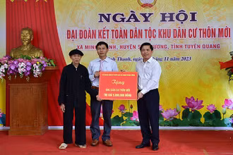 Đồng chí Nguyễn Văn Thể, Ủy viên Trung ương Đảng, Bí thư Đảng ủy Khối các cơ quan Trung ương trao quà tặng nhân dân thôn Mới.