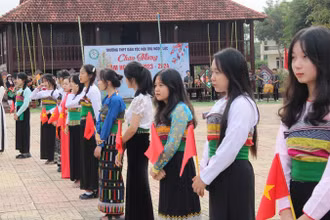 Học sinh Trường trung học phổ thông dân tộc nội trú Ngọc Lặc trong ngày khai giảng năm học mới.