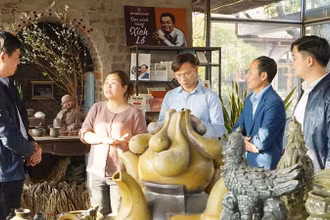 Cán bộ Thị ủy Quế Võ với người dân làng nghề truyền thống Phù Lãng.