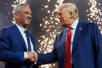 Ông Robert F. Kennedy Jr. (trái) và cựu tổng thống Donald Trump (phải) trong sự kiện tại Glendale, Arizona ngày 23/8. (Nguồn: AP)