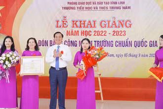 Phó Bí thư Tỉnh ủy, Chủ tịch Ủy ban nhân dân tỉnh Quảng Trị Võ Văn Hưng trao Bằng công nhận trường đạt chuẩn quốc gia mức độ 1 cho Trường Tiểu học và THCS Trung Nam, huyện Vĩnh Linh.