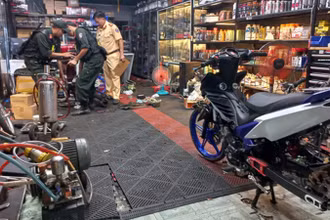 Lực lượng công an kiểm tra bên trong cơ sở sửa xe tại xã Bắc Sơn, huyện Trảng Bom.