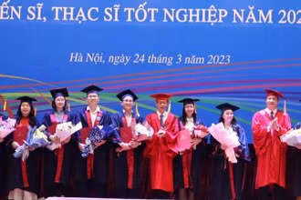 Lãnh đạo Trường đại học Sư phạm Hà Nội trao bằng cho các tân tiến sĩ.