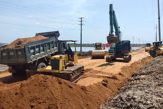 Công ty xây lắp 368 tập trung nhân lực, máy móc phấn đấu hoàn thành khối lượng đào đắp đường An Viên Mỹ Thành trước mùa mưa. 