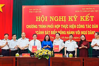 Lãnh đạo Cảnh sát biển Việt Nam và tỉnh Bến Tre ký kết chương trình hợp tác “Cảnh sát biển đồng hành cùng ngư dân”.