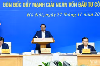 Thủ tướng Phạm Minh Chính cùng các Phó Thủ tướng Lê Minh Khái, Trần Hồng Hà chủ trì hội nghị.
