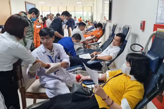 Hàng trăm cán bộ, công nhân viên và khách hàng EVNCPC tham gia hiến máu.