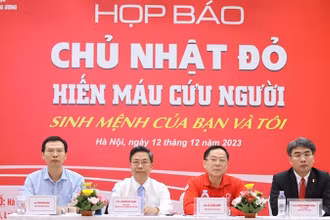 Đại diện các đơn vị tổ chức tham gia buổi họp báo chiều 12/12.
