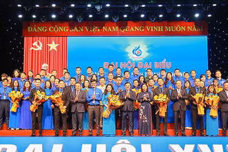 Các đồng chí Lãnh đạo Đảng, Nhà nước, Trung ương Đoàn và Thủ đô tặng hoa chúc mừng Ban Chấp hành Đoàn thanh niên thành phố Hà Nội khóa XVI, nhiệm kỳ 2022-2027.
