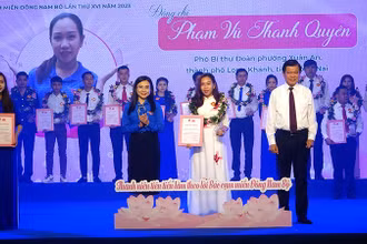 Bí thư Tỉnh ủy Đồng Nai và Bí thư Trung ương Đoàn Nguyễn Phạm Duy Trang trao chứng nhận tuyên dương các thanh niên tiên tiến làm theo lời Bác cụm Đông Nam Bộ.