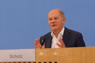 Thủ tướng Đức Olaf Scholz phát biểu tại cuộc họp báo ở Berlin. (Ảnh: THX/TTXVN)