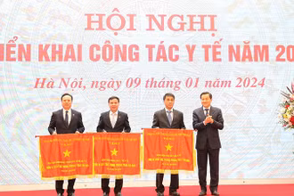 Phó Thủ tướng Chính phủ Lê Minh Khái trao Cờ thi đua của Chính phủ tặng ba tập thể thuộc Bộ Y tế.