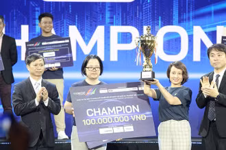 Thứ trưởng Khoa học và Công nghệ Hoàng Minh trao Giải nhất cho đội BUYO.