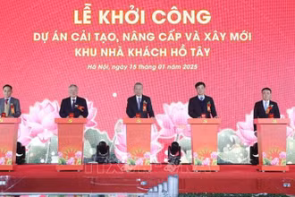 Tổng Bí thư Tô Lâm và các đại biểu thực hiện nghi thức khởi công. (Ảnh: Thống Nhất/TTXVN)