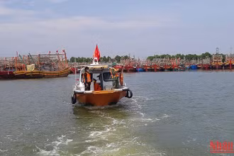 Bộ đội Biên phòng Quảng Bình phổ biến, hướng dẫn tàu thuyền neo đậu, chằng buộc đúng vị trí, kỹ thuật trong khu neo đậu Cửa Gianh bảo đảm an toàn. 