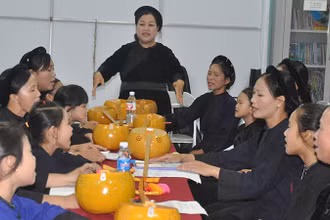 Nghệ nhân nhân dân Hà Thị Ven hướng dẫn hát then, đàn tính cho người dân ở xã Thụy Hùng, huyện Cao Lộc (tỉnh Lạng Sơn).