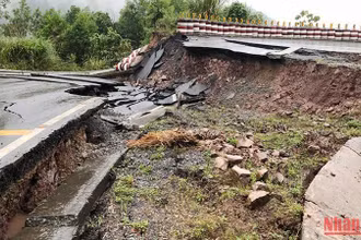 Mưa lớn gây sạt lở núi làm Quốc lộ 15D bị sụt lún chỗ sâu nhất đến 5m, rất nguy hiểm.