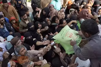 Tình trạng chen lấn diễn ra tại các điểm phân phát bột mỳ ở Pakistan. (Nguồn: Times of India)