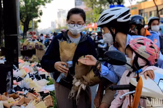 Vào những dịp Ngày Quốc tế Phụ nữ 8/3, trên đường Nguyễn Văn Cừ (quận 5, Thành phố Hồ Chí Minh), diễn ra sôi nổi các dịch vụ hoa tươi bán cho khách hàng.