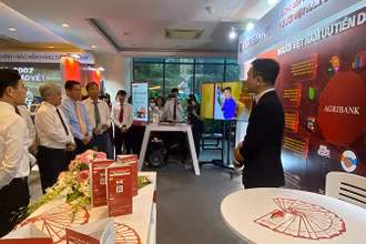 Các đồng chí lãnh đạo tham quan gian hàng Ngân hàng Agribank.