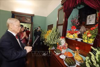 Tổng Bí thư Nguyễn Phú Trọng dâng hương tưởng niệm Chủ tịch Hồ Chí Minh tại Nhà 67. (Ảnh: TTXVN)