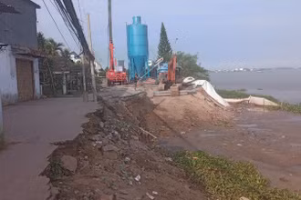 Xử lý khu vực sạt lở đoạn qua xã Bình Mỹ, huyện Châu Phú, tỉnh An Giang.