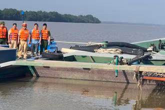 Các phương tiện bị lực lượng chức năng bắt giữ khi vận chuyển cát trái phép.