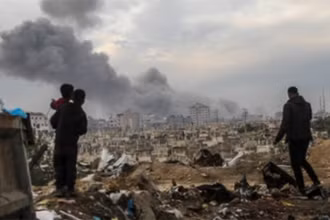 Khói bốc lên sau cuộc tấn công của Israel tại Gaza ngày 4/1/2025. (Ảnh: THX/TTXVN)