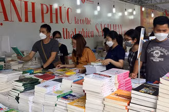 Đông đảo bạn đọc đến với Hội sách ngay sau Lễ khai mạc.