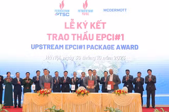 Thủ tướng Chính phủ và các đại biểu chứng kiến lễ ký kết trao thầu EPCI chuỗi dự án Lô B