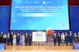 Các đại biểu tham dự diễn đàn chụp ảnh lưu niệm.